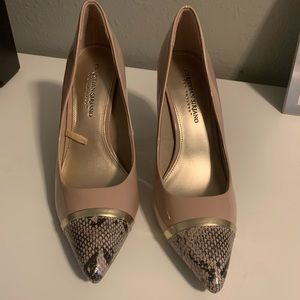 NWOT Nude/gold/snake skin pumps